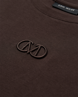 CMMuse Tee mulch slim/logo
